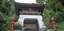 江島神社の門と紫陽花